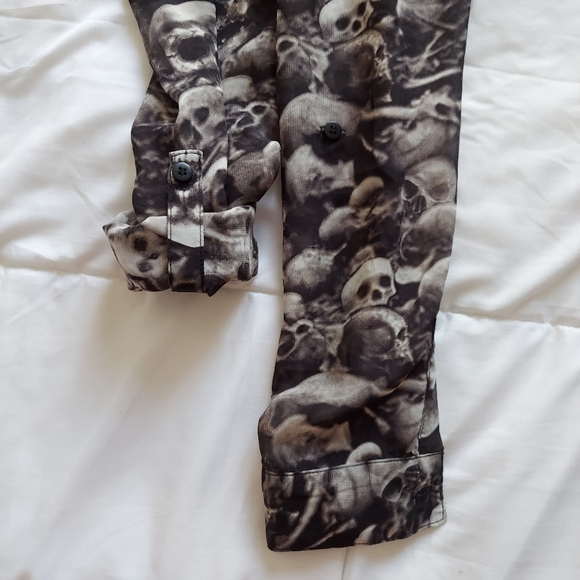 Skulls button up top - Picture 4 of 4